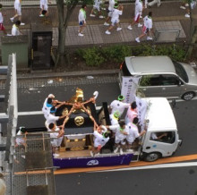 トラックにお神輿